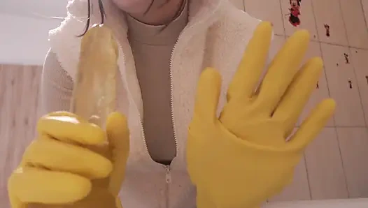 Sarı bulaşık eldivenli üvey kız kardeşim dildo ve bir sürü beyaz köpük ve sabunla banyo yapıyor