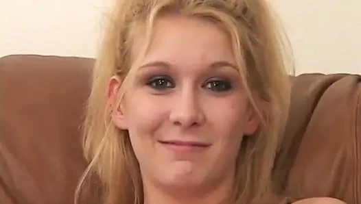 Orta yaşlı seksi kadın yarak binicisi Trinity James oturma odasında beyaz penisi emiyor ve emiyor