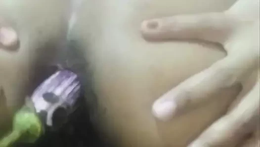 Karım amında ve göt deliğinden büyük ve uzun salatalık ile sikişiyor