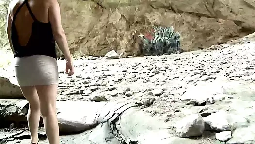 Sevgilim küçük göğüslü ve koyu saçlı olgun bir Alman fahişe