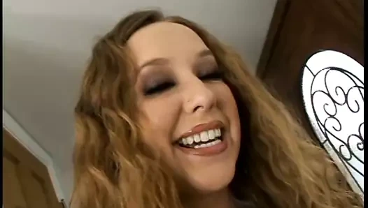 Sevimli bebek seviyor o zaman o gets ona sıkı kedi çarptım sert tarafından bir dev çük