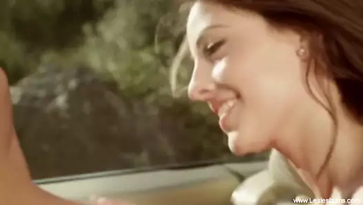 Erotik lezbiyenler ile duygusallık ve tutku nazikçe yapıyor