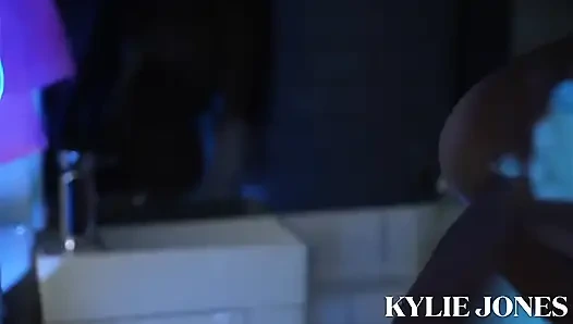 Kylie Jones zindanda sikiş makinesi tarafından mahvediliyor