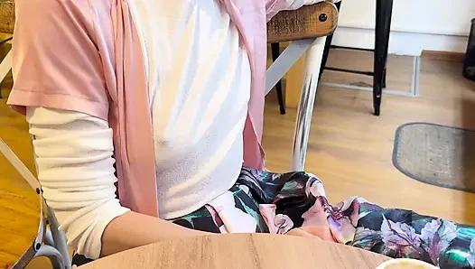 Extrem sexy weiße hauchdünne bluse, die meine großen, hart gepiercten brustwarzen in einem café zeigt