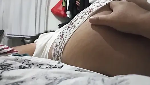 Karımın kalçalarını okşuyor ve onu kaydettiğimin ve yükledığımın farkında değil