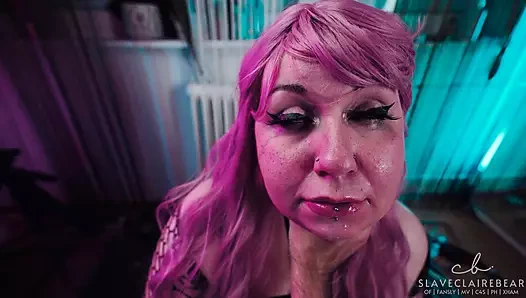 Sürtük yarak emiyor ve tokatlanıyor