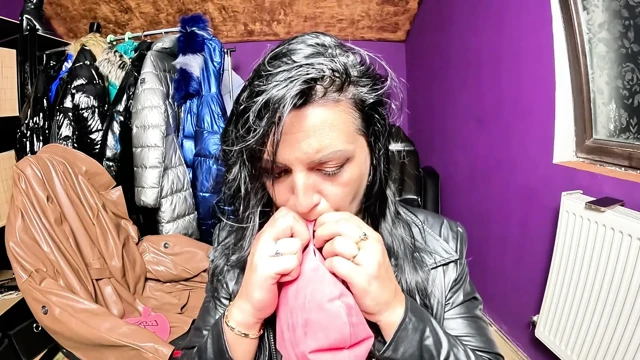 Baskın deri orta yaşlı seksi kadın whoopee minder fetişi. Parlak pvc göt, yüksek sesle osuruk sesleri ve edepsiz oturma