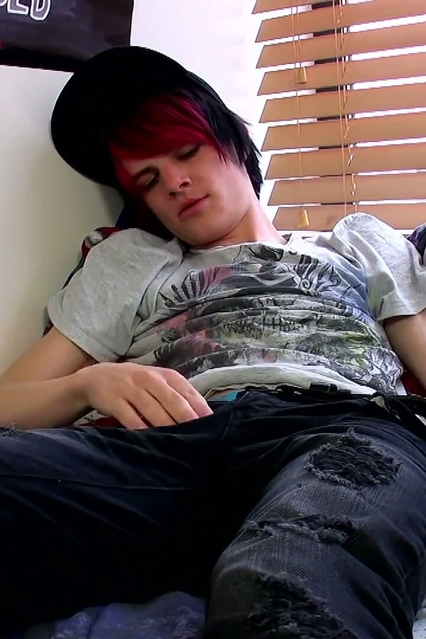 Emo twink damien döl teslim ediyor