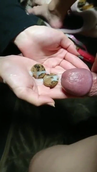 yemek üzerine boşalmak