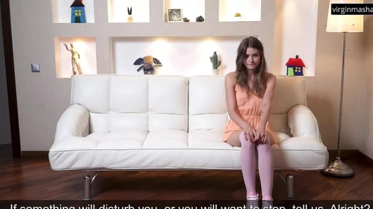 En iyi görünümlü masum küçük memeli bebek vajinasını okşuyor