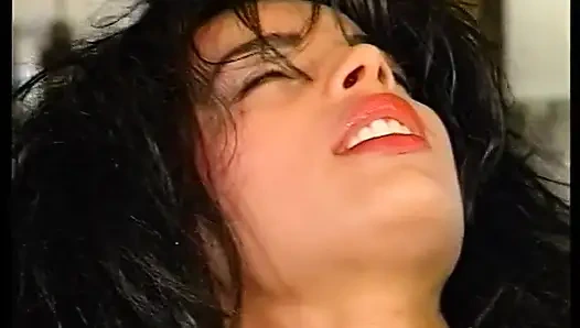 Edepsiz lezbiyenler seks oyuncağıyla eğleniyor