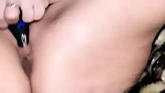 Orta yaşlı seksi kadın tek başına mastürbasyon performansı