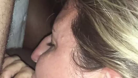 Karısı kocasının arkadaşını emiyor