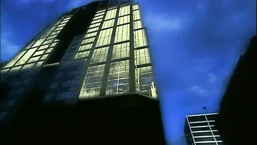 Sarışın kız ıslak ve sıkı amcığını gösteriyor