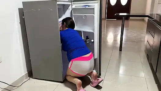 Zengin üvey kız kardeşimi buzdolabında mahsur kalmış görüyorum, büyük götünü görmek beni azdırıyor, sonunda karnına boşalıyorum