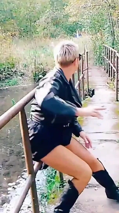 Завораживательный момент из "Мачеха писает стоя"