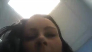 Esmer milf neredeyse yakalandı oynuyor içinde süpermarket