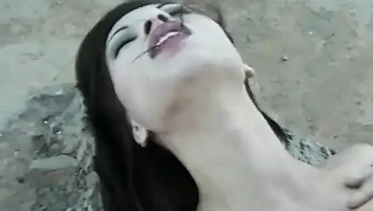 Şehvetli esmer hatun sahilde hunk'un aletine biniyor