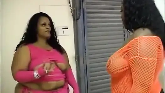 Büyük vücut, büyük göğüsler, büyük göt, büyük amcıkta lezbiyen dildo