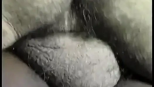 Ateşli zenci bebek soyunuyor ve sonra büyük siyah yarağı emiyor