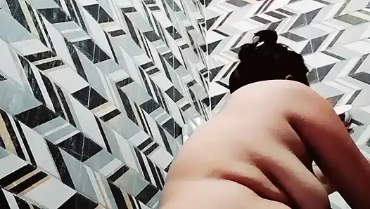 Puja amcık parmaklıyor