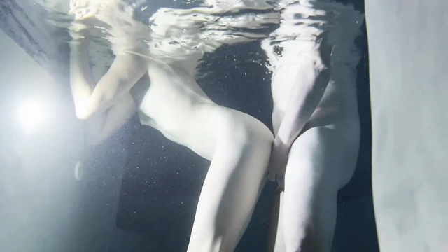 Настоящая пара - настоящее развлечение в бассейне