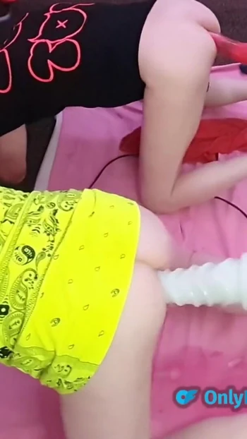 Захватывающий момент из "Двойное развлечение машины для траха с большими дилдо и 2 трах-машинами"