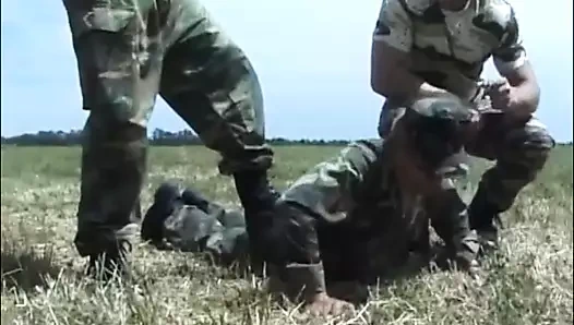 Asker çocuklar birbirlerine dokunmak