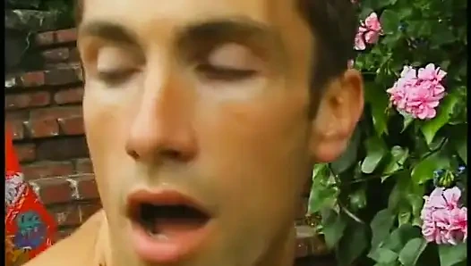 Zinde genç adam soyunuyor ve havuz kenarında şeker tarafından sikiliyor