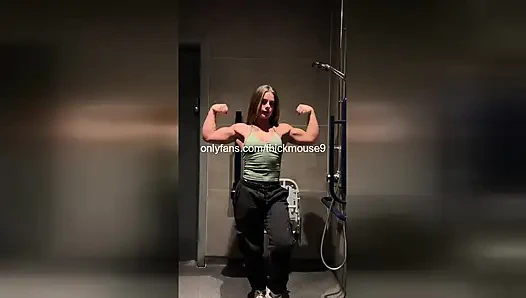 Muscle girl gangbang: el coño del gimnasio de 18 años golpeado por jocks