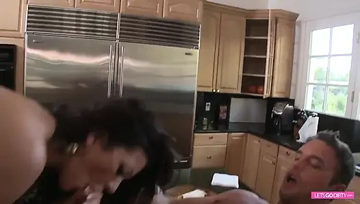 Büyük memeli esmer orta yaşlı seksi kadın genç bir adamla sikişiyor