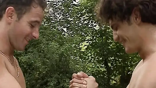 İki ateşli Alman sürtük açık havada anal üçlü seks yapıyor
