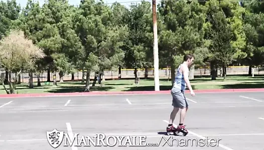 Manroyale paten iri parça alır dövülerek