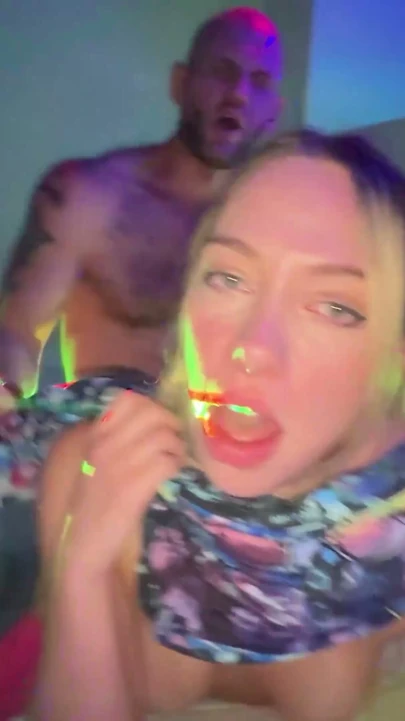 Khloe Kapri'nin Rave Tavşanı Kostümü Glow-Stick Partisinde Çıkıyor! | Klip 2