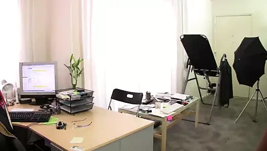 Kıvrımlı abanoz sürtük slaytlar üzerinde siyah horoz üzerinde the kanepe