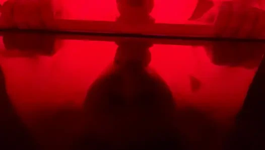 İri güzel kadın dildoyla gırtlağına kadar alıyor