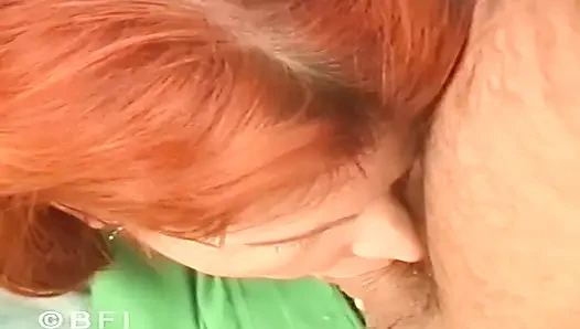 Olgun kızıl saçlı sürtük yarak emiyor