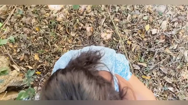 Halka açık bir plajda üvey babamın yarağını dokunuyorum