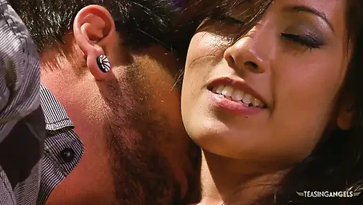 Alliyah Sky yaramazlık hissettiğinde sert bir yarağa biniyor ve yoğunlukla biniyor