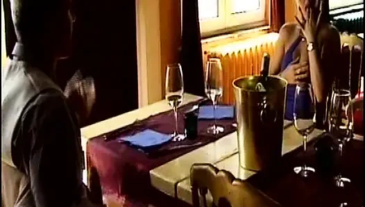 Büyük götlü sarışın Alman genç erkek avcısı ev hanımı canavara biniyor