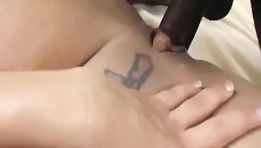 Olgun orta yaşlı seksi kadın büyük zenci yarağı taşaklarını derine alıyor