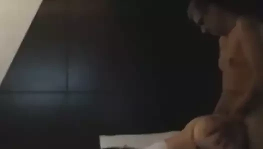 A mi mujer le encanta ponerse en cuatro y recibir verga