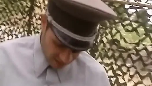 Büyük göğüslü asker, bir general tarafından sapık bir pislikle sevişiyor