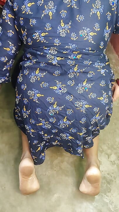 Indian sexy Housewife showing her asshole and cucumber fuck