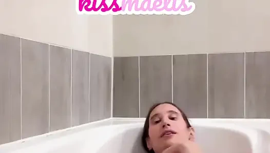 Küvette eğleniyor 2