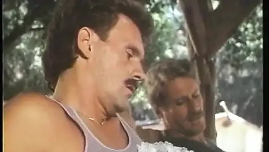Beutiful kız açık havada banklarda bir yarak emiyor ve arkadan sikiliyor