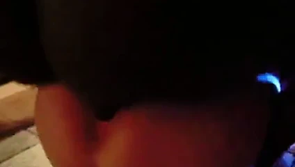 Siyah adam kocası filmleri olarak arkadaşının karısını dövüyor