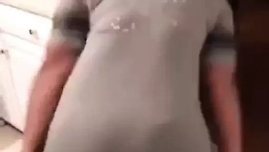 Latin kadın götünü sallıyor