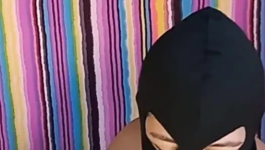 Komşu başkasının evinde emiyor