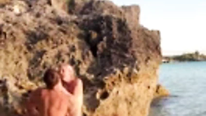 Ateşli sürtük yabancıyla sikişiyor